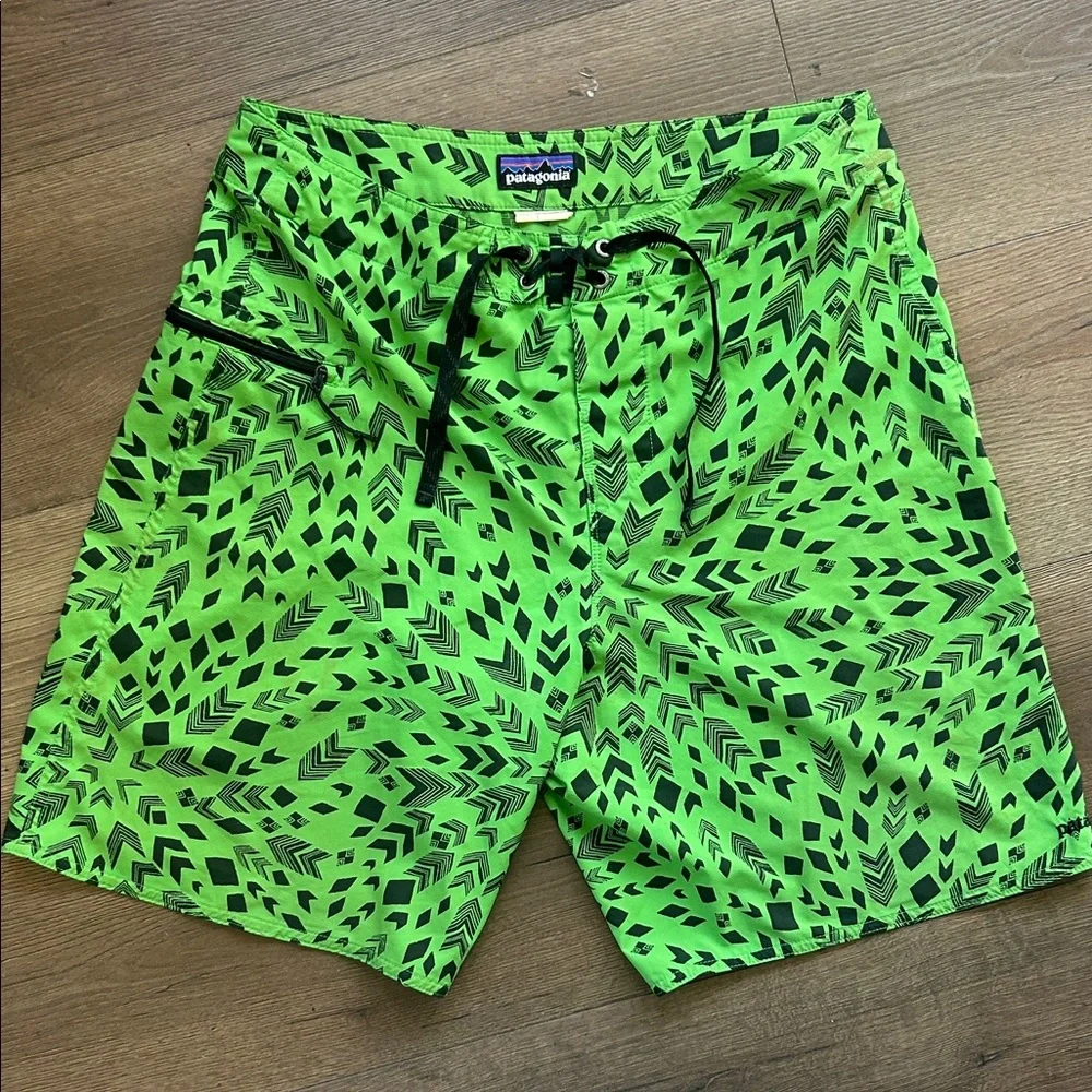 Patagonia Men’s Neon Green & Black Geometric Swim Board Shorts ! Size 32